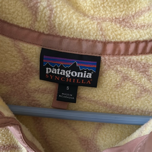 Women’s Patagonia fleece pullover, size small - Picture 3 of 4